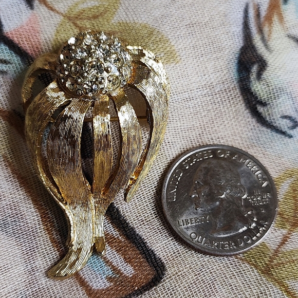 Gold Tone Plated Textured Rhinestone Flower Unsigned Unisex Vintage Brooch Pin - Picture 7 of 11